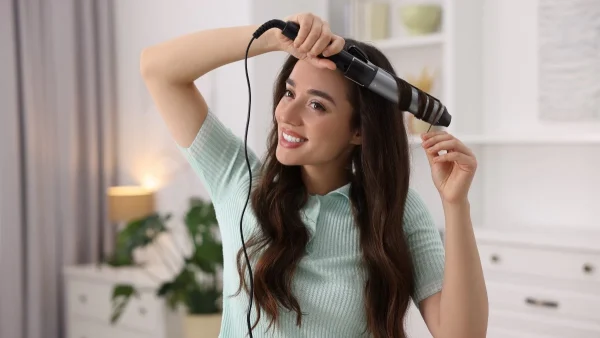 Με αυτά τα κόλπα θα προστατέψεις τα μαλλιά σου από τη θερμότητα των εργαλείων styling!