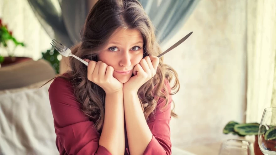 γυναίκα πεινάει και κρατάει μαχαιροπήρουνα