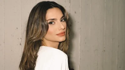 70s style: Η Ηλιάνα Παπαγεωργίου σού δείχνει πώς θα το πετύχεις - Με ένα φόρεμα και ένα πουκάμισο