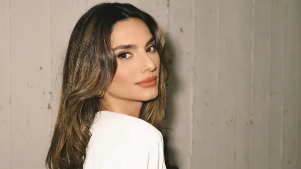 70s style: Η Ηλιάνα Παπαγεωργίου σού δείχνει πώς θα το πετύχεις - Με ένα φόρεμα και ένα πουκάμισο