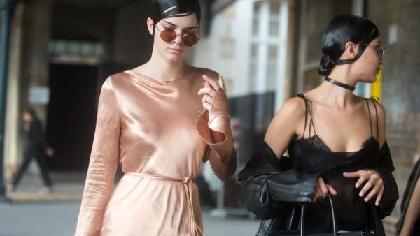 Το διάφανο φόρεμα της Kendall Jenner έχει γίνει viral - Είναι τέλειο για την παραλία!