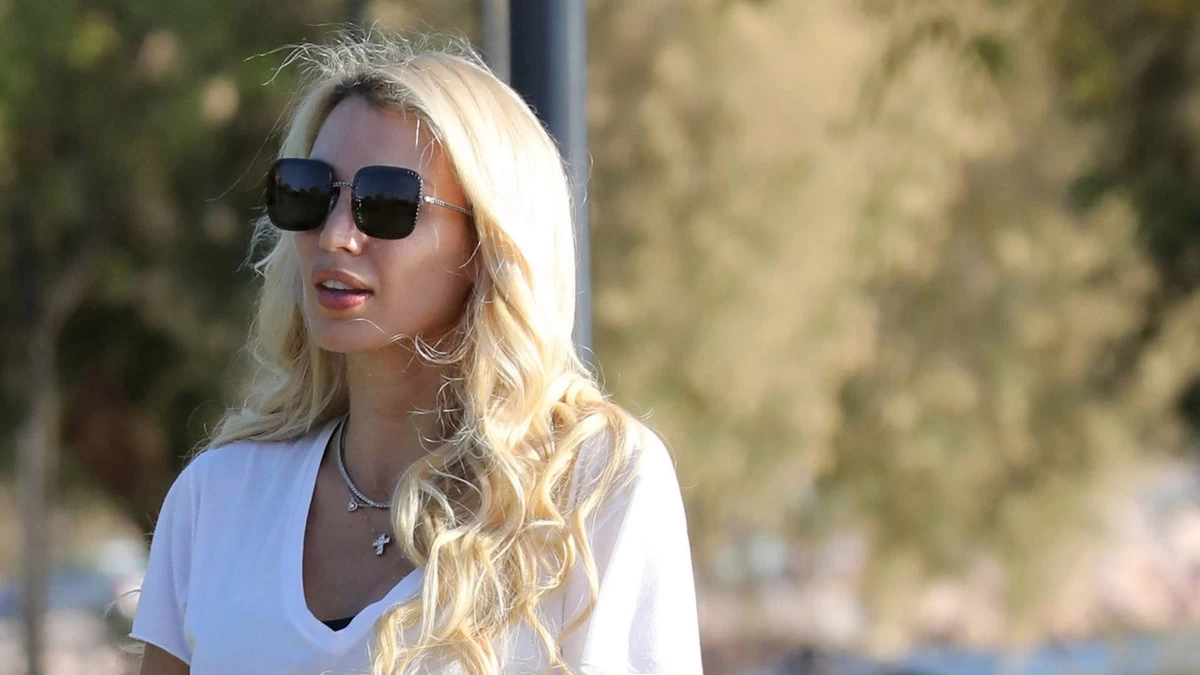 Κωνσταντίνα Σπυροπούλου: Η εντυπωσιακή εμφάνισή της σε πάρτι γενεθλίων - Με ολόλευκο φόρεμα 1,5 μήνα πριν γεννήσει