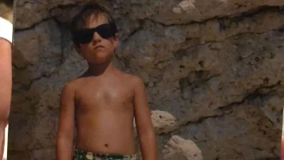 Το αγοράκι της φωτογραφίας είναι σήμερα ένας από τους μεγαλύτερους Έλληνες τραγουδιστές! Τον αναγνωρίζετε;