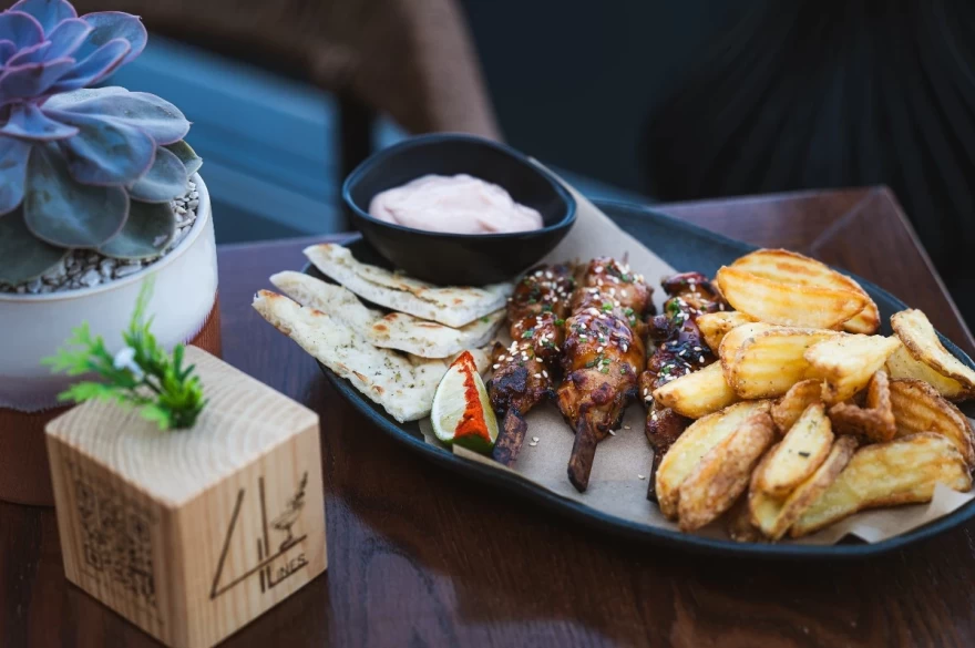 4Lines Cafe Coctail Bar: Η νέα πρόταση στο λιμάνι της Μονεμβασιάς