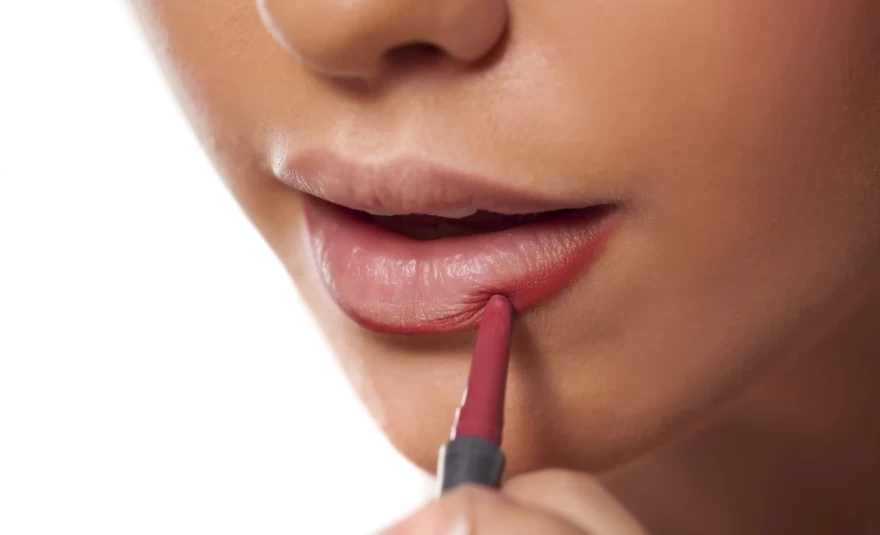 γυναίκα κάνει lip contouring