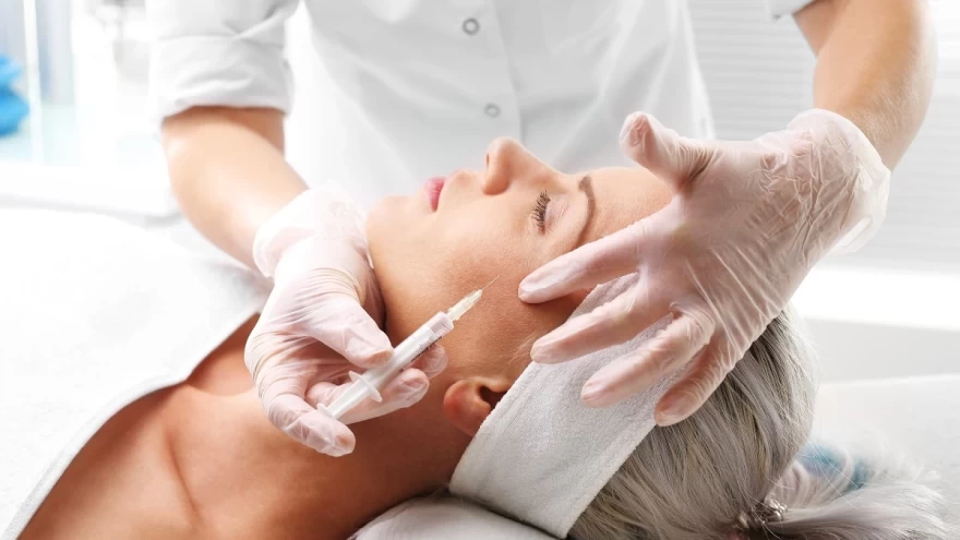 γυναίκα κάνει Fat grafting