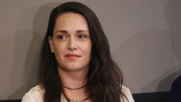 Ποια είναι η Μαίρη Μηνά που εντυπωσίασε στην τελετή αφής της ολυμπιακής φλόγας - Ο επί πολλά χρόνια σύντροφός της & η κόρη