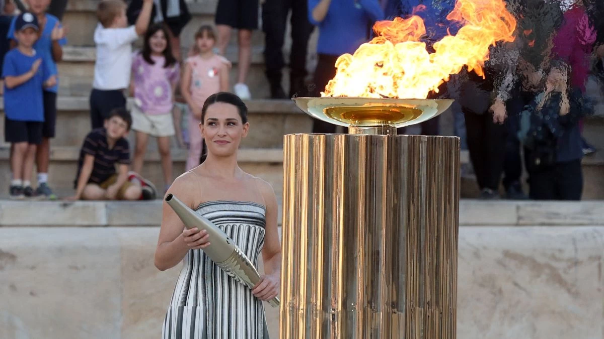 Ολυμπιακοί Αγώνες: Η Αθήνα παρέδωσε την Ολυμπιακή Φλόγα στο Παρίσι 2024 – Δείτε φωτογραφίες