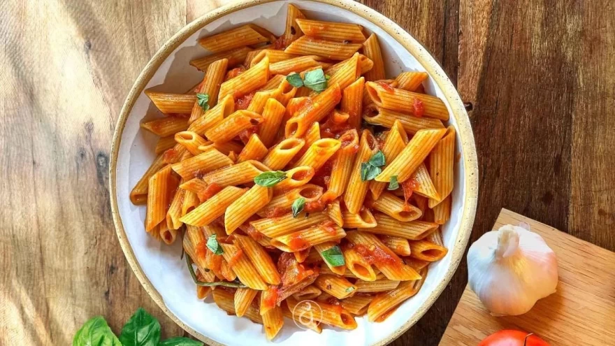 μακαρόνια με κόκκινη σάλτα Αραμπιάτα
