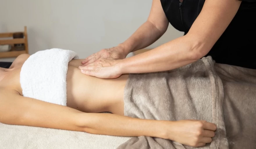γυναίκα κάνει λεμφικό μασάζ