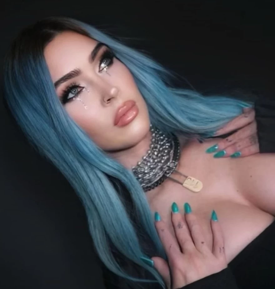 H Megan Fox με μπλε μανικιούρ