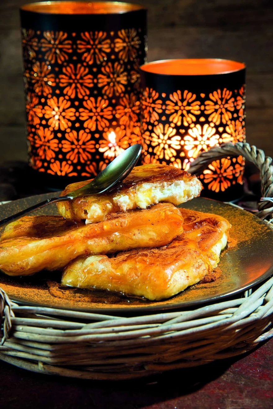 Εύκολη μελοτυρόπιτα με μπόλικη κανέλα