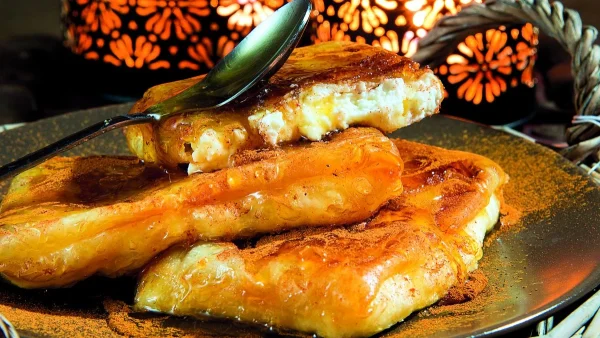 Εύκολη μελοτυρόπιτα με μπόλικη κανέλα - Πως να φτιάξετε την πιο πεντανόστιμη πίτα της καλογερικής ζαχαροπλαστικής