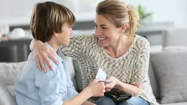 Χαρτζιλίκι: Πόσα χρήματα & από ποια ηλικία πρέπει να δίνεις στο παιδί σου; Δες τι λέει ο ψυχολόγος