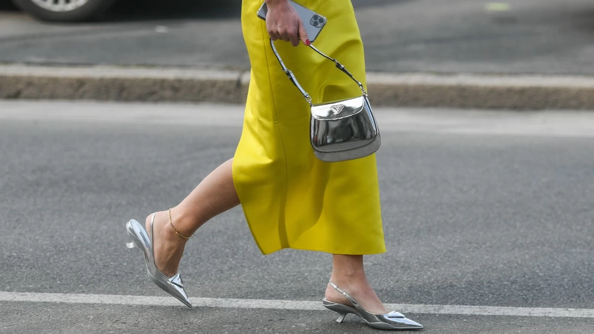 Το φινετσάτο flat παπούτσι πoυ αναβαθμίζει τα wide-leg τζιν παντελόνια