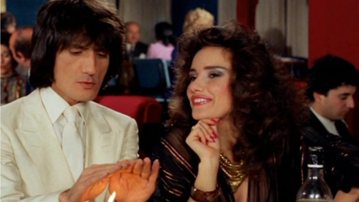 Νανά Βενέτη: Τι κάνει σήμερα η "καυτή" ηθοποιός των 80s - Εμφανίστηκε ξανθιά στο πλατό του The 2night show μαζί με το γιο της