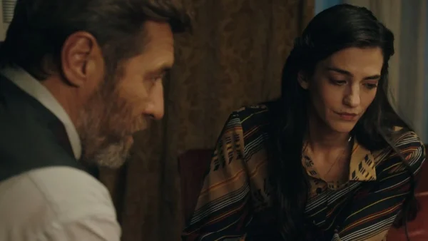 Το Ναυάγιο: Ο Ιπποκράτης ναρκώνει την Ειρήνη - Αναγκάζει την Δήμητρα να της δίνει χάπια!