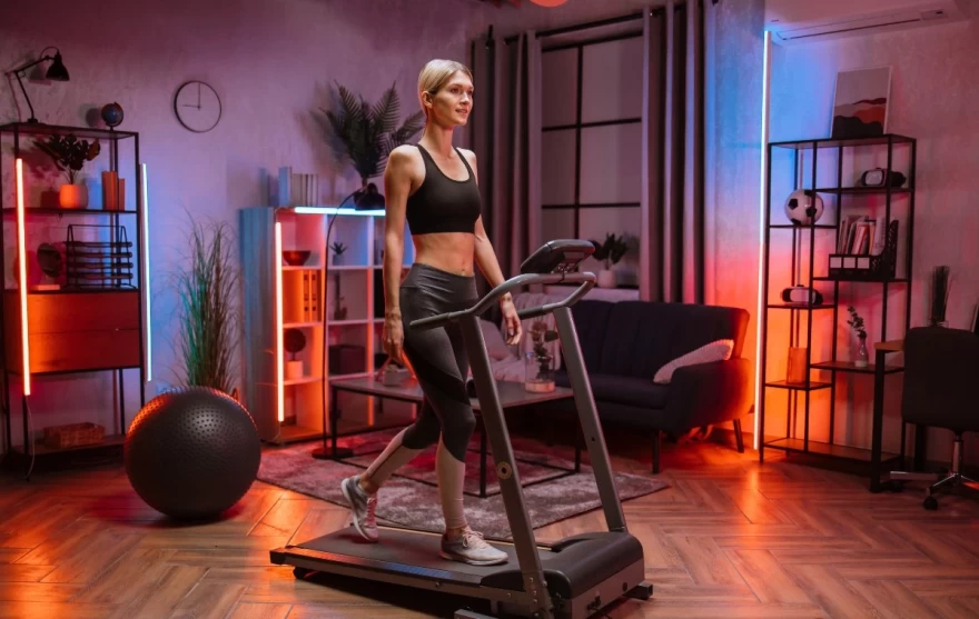 γυναίκα γυμνάζεται το βράδυ