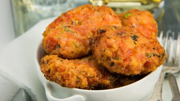 Ντοματοκεφτέδες Σαντορίνης: Η μυστική συνταγή για τον απόλυτο νησιώτικο μεζέ - Είναι πεντανόστιμοι