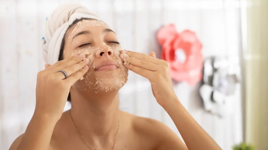 γυναίκα εφαρμόζει μάσκα προσώπου με βρώμη