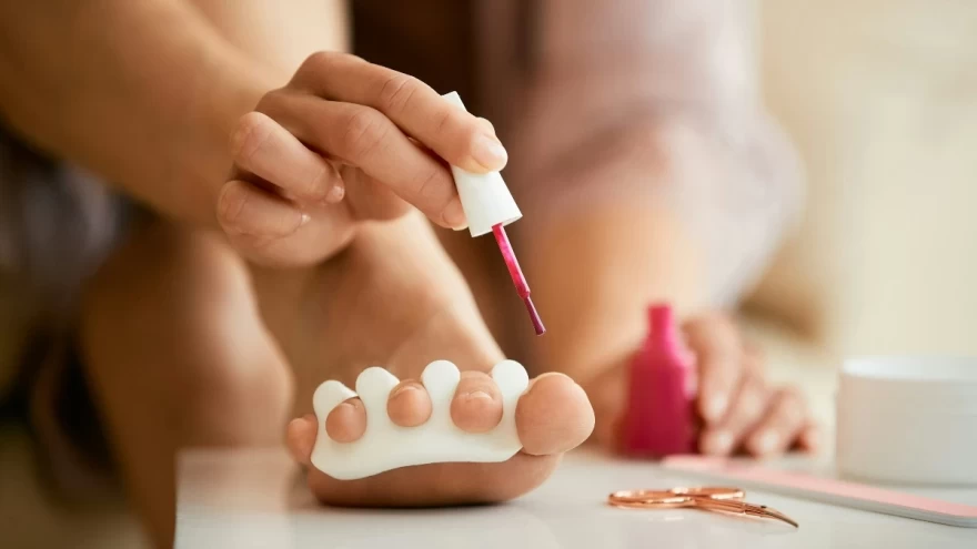 γυναίκα κάνει πεντικιούρ στο σπίτι