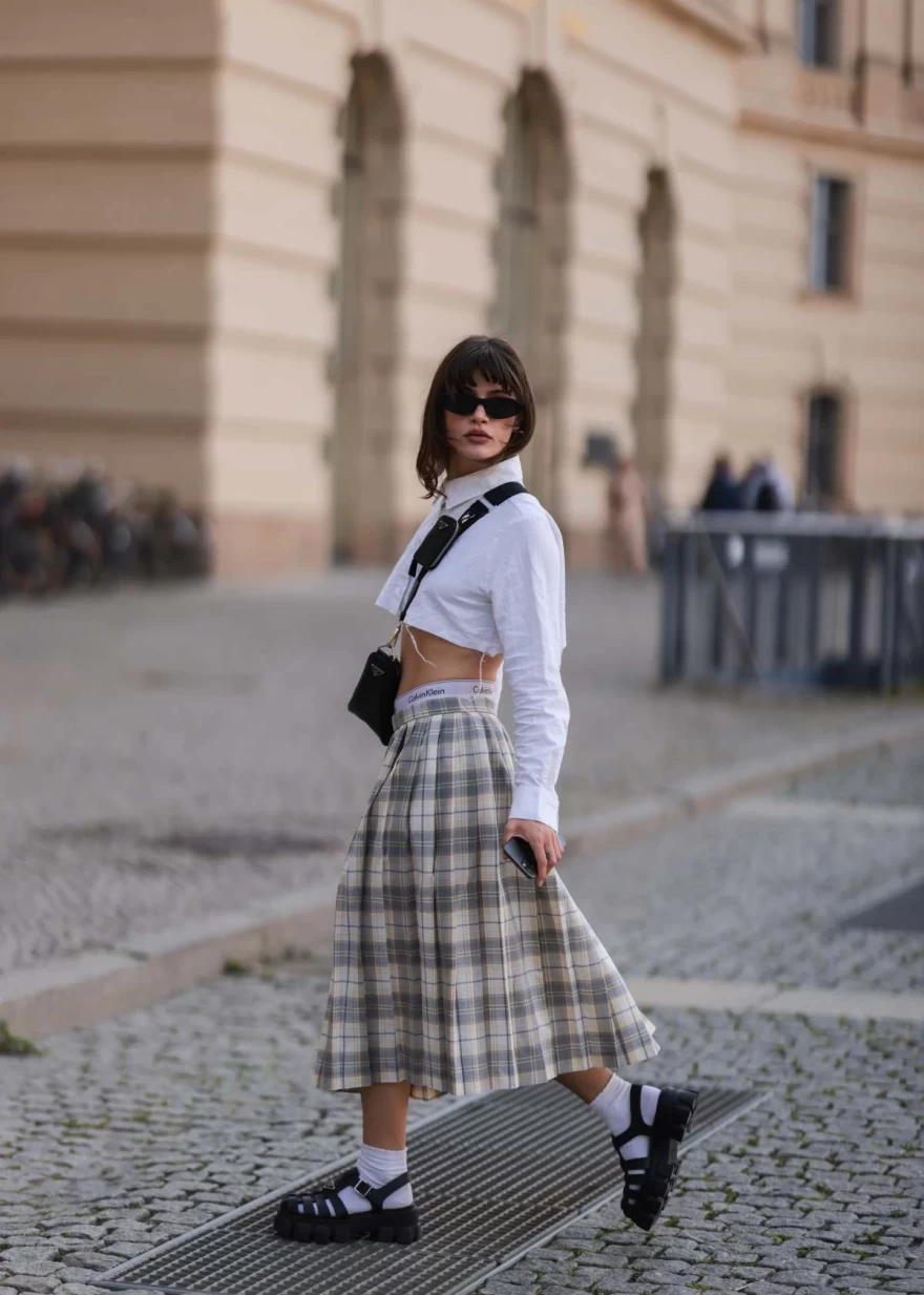 κοπέλα σανδάλια λευκό πουκάμισο