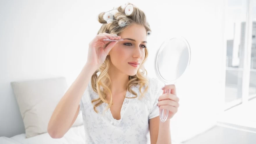 Έτσι θα βγάλεις τα φρύδια σου σαν επαγγελματίας & χωρίς να πονάς καθόλου!