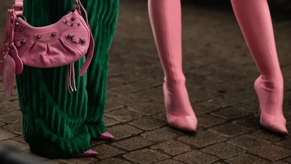 Θέλεις να φοράς άνετα τα μυτερά γοβάκια της σεζόν χωρίς να σε στενεύουν; Αυτό το έξυπνο κόλπο θα σε σώσει!