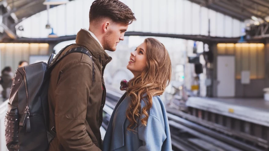 ζευγάρι που είναι στο σταθμό του τρένου