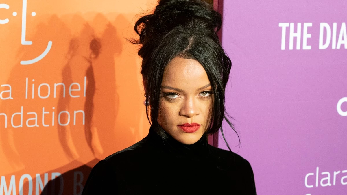 Η Rihanna έγινε ξανθιά - Η απρόσμενη αλλαγή στα μαλλιά της μας ενθουσίασε!