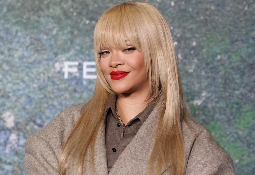 H Rihanna με ξανθά μαλλιά 