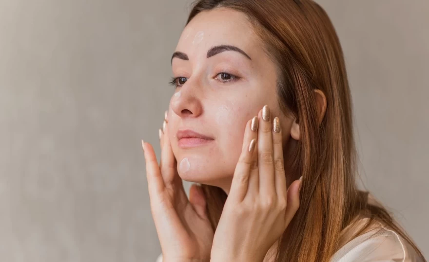 γυναίκα περιποιείται την επιδερμίδα της