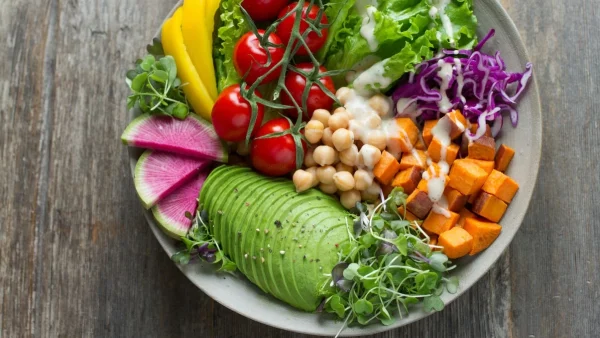 Δίαιτα με ωμές τροφές: Είναι καλό για την υγεία να ακολουθείς την ωμοφαγική διατροφή;