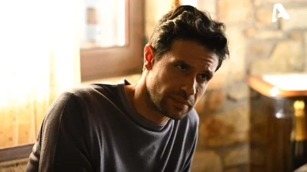 Σασμός: Ο Αστέρης παγιδεύεται στις φλόγες μέσα στο αλουμινάδικο - Η Σάντρα του σώζει τη ζωή