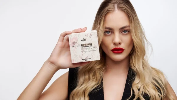 Αυτά πρέπει να βάλεις στο νεσεσέρ της πασχαλινής σου απόδρασης για να δείχνεις πιο λαμπερή από ποτέ!