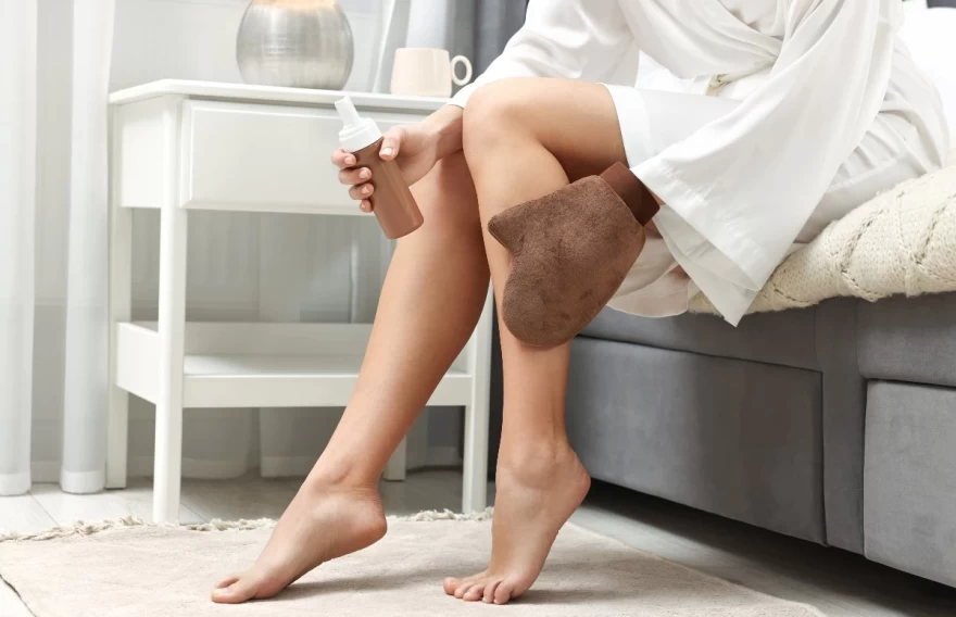 γυναίκα εφαρμόζει self tan