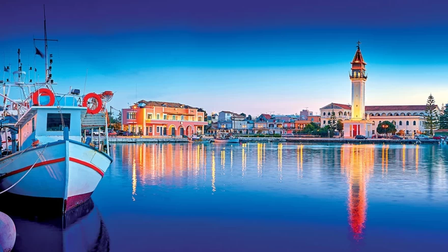 Το δημαρχείο και η εκκλησία του Αγίου Διονυσίου