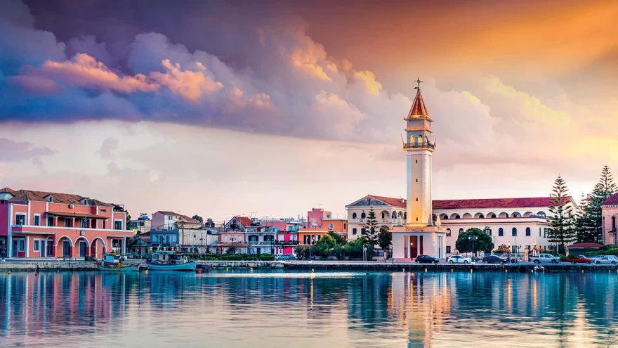 Το δημαρχείο και η εκκλησία του Αγίου Διονυσίου 