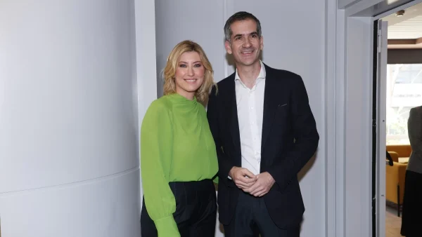 Σία Κοσιώνη: «Λίγους μήνες έλειψε και πρόλαβε να ψηλώσει» - Το στιγμιότυπο με τον Κώστα Μπακογιάννη και τον γιο τους