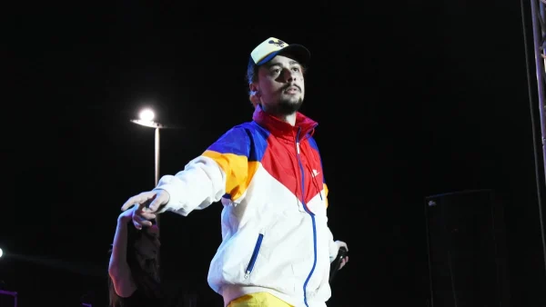 Sin Boy: Ξαπλωμένος σε φέρετρο με τα χέρια στο στήθος μετά την άγρια επίθεση - «Τι άλλο να πάθω για να με κάνετε viral;»