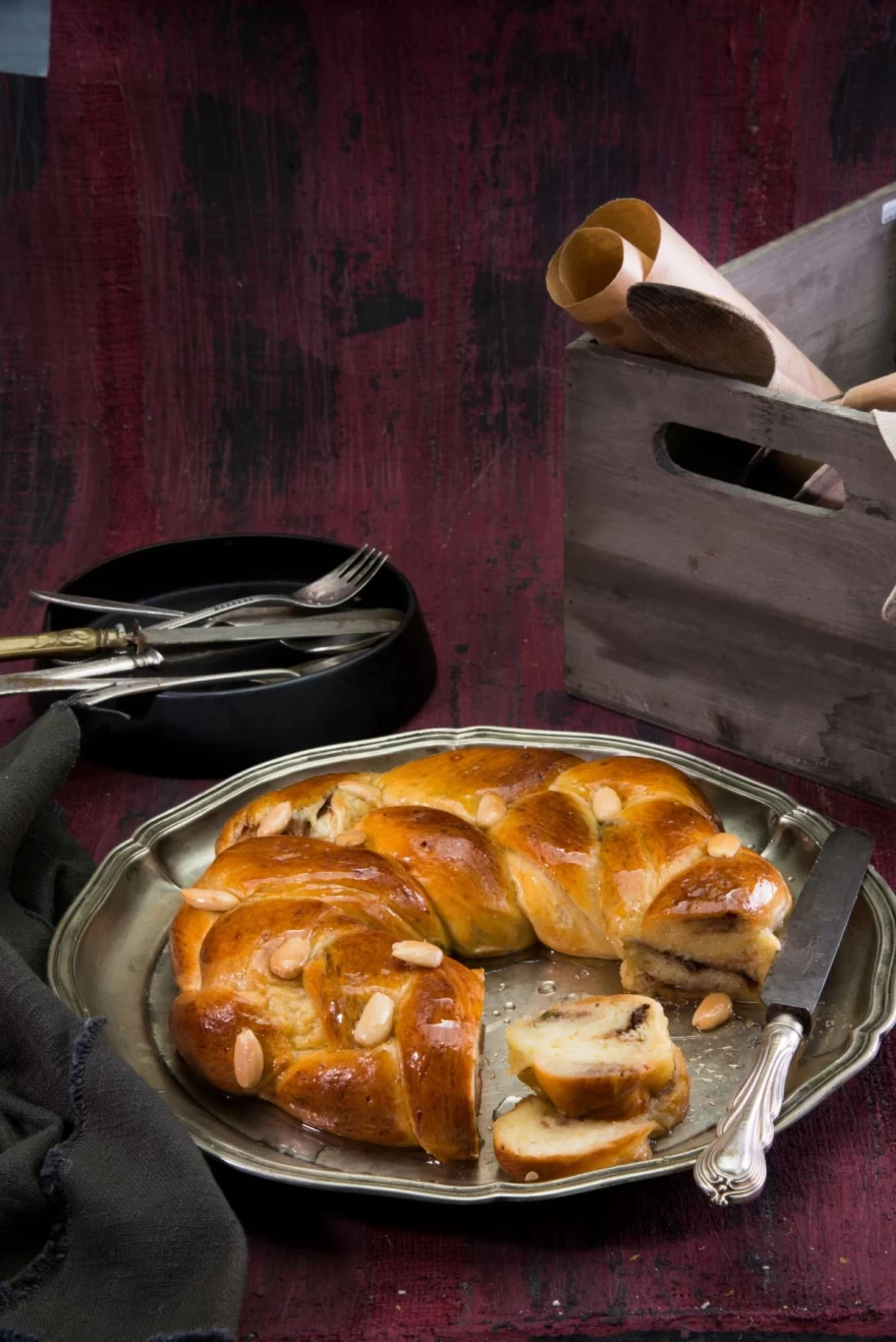 Η απόλυτη πασχαλινή συνταγή: Σιροπιαστό τσουρέκι, γεμιστό με σοκολάτα