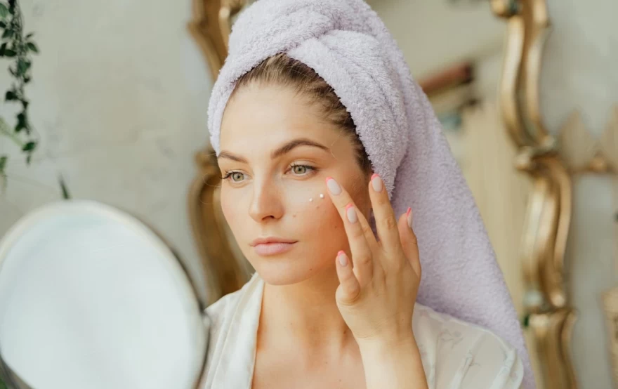 γυναίκα εφαρμόζει κρέμα προσώπου