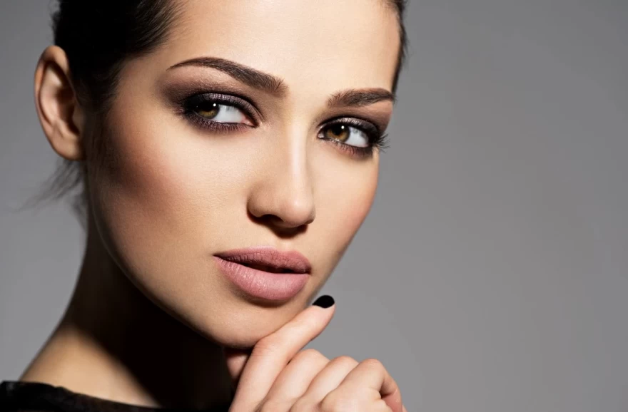 γυναίκα με smoky eye makeup