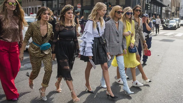 Ξαφνικά αυτά τα 4 cult κομμάτια φοράνε όλα τα κορίτσια στο street style