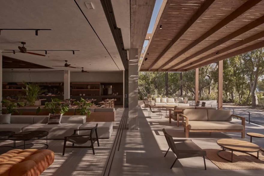 Η είσοδος του Theros All Suites