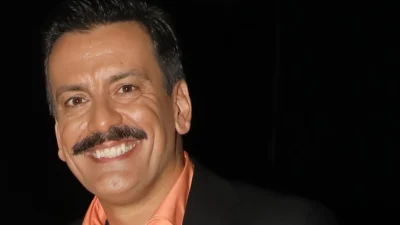 Θάνος Κιούσης: Σπάνια νυχτερινή έξοδος με την 27χρονη σύζυγό του - Με σατέν κορσέ και κόκκινες γυαλιστερές γόβες στην αγκαλιά του