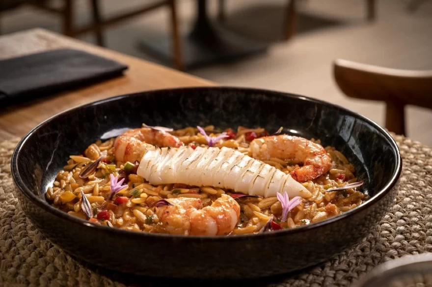 Στο εστιατόριο Μαζί μας τα φρέσκα θαλασσινά έχουν εξέχουσα θέση