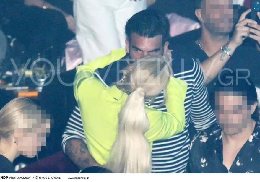 Τούνη Αλεξάνδρου φιλί στα μπουζούκια