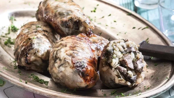 Τζιγεροσαρμάδες: Ο μεζές που δεν πρέπει να λείπει από το πασχαλινό τραπέζι - Το μυστικό με την κρούστα γιαουρτιού