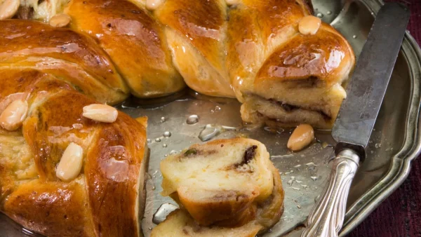 Η απόλυτη πασχαλινή συνταγή: Σιροπιαστό τσουρέκι, γεμιστό με σοκολάτα